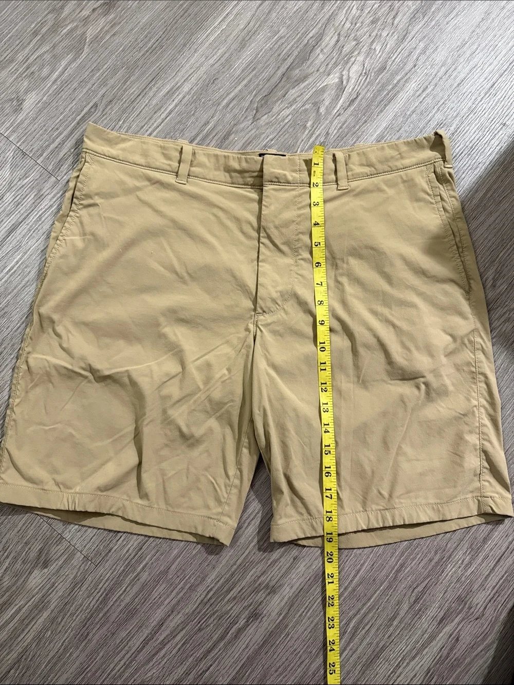 J. Crew Men’s Flat-Front Shorts in Light Khaki Sz 36